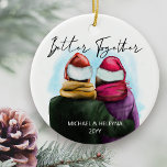 Bessere Zusammenführung von Script Watercolor Coup Keramik Ornament<br><div class="desc">Better Together,  personalisierte Weihnachtsbaumschmuck. Dieses Aquarell-Design hat eine trendige Abbildung von einigen Weihnachtsmannmützen. "Better Together" wird in einem modernen Skript handgeschrieben und die Vorlage ist bereit für Sie,  Ihre Namen und das Jahr hinzuzufügen. Doppelseitig mit dem gleichen Design auf beiden Seiten.</div>
