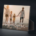 Besseres Zusammenspiel moderner Fotos für benutzer Fotoplatte<br><div class="desc">Maßgeschneiderte Foto-Plakette mit modernem Herzskriptdesign,  das zusammen mit Ihrem Familiennamen und dem Jahr BESTER ZUSAMMEN liest.</div>