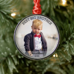Best Big Brother New Baby Custom Christmas Foto Ornament Aus Metall<br><div class="desc">Feiern Sie den besten neuen großen Familienbruder mit diesem wunderschönen Weihnachtsbaumschmuck mit Ihrem hochgeladenen Foto,  dem Text "Bester Groß Bruder" und dem Namen und dem Jahr Ihres Sohnes. Ein perfekter Sake,  der für viele Jahre geschätzt wird.</div>