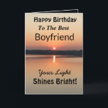 Best Boyfriend Your Light Shines Bright Birthday Karte<br><div class="desc">Mit dem Vers "Dein Licht leuchtet hell" verleihen Sie Ihrem Freund Ihre Liebe auf einer inspirierenden Geburtstagskarte bei Sonnenuntergang. Das minimalistische Design ist modern mit kühnen Goldfarben und Schwarz mit glühendem Wasser und einem friedlichen See.</div>