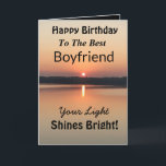 Best Boyfriend Your Light Shines Bright Birthday Karte<br><div class="desc">Mit dem Vers "Dein Licht leuchtet hell" verleihen Sie Ihrem Freund Ihre Liebe auf einer inspirierenden Geburtstagskarte bei Sonnenuntergang. Das minimalistische Design ist modern mit kühnen Goldfarben und Schwarz mit glühendem Wasser und einem friedlichen See.</div>