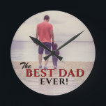 Best Dad Ever Modern Typography Father`s Day Photo Runde Wanduhr<br><div class="desc">Best Dad Ever Modern Typography Father`s Day Photo Round Clock. Modern design with text in black and red colors. The text overlays the full photo - add your favorite photo and make a unique gift for a dad, new dad or grandfather for Father`s Day, birthday or Christmas. Is a sweet...</div>