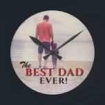 Best Dad Ever Modern Typography Father`s Day Photo Runde Wanduhr<br><div class="desc">Best Dad Ever Modern Typography Father`s Day Photo Round Clock. Modern design with text in black and red colors. The text overlays the full photo - add your favorite photo and make a unique gift for a dad, new dad or grandfather for Father`s Day, birthday or Christmas. Is a sweet...</div>