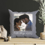 Best Day Ever Foto Script neu verheiratet Hochzeit Kissen<br><div class="desc">Feiern Sie ewig! Unser "Best Day Ever"-Foto-Kopfkissen mit Ihrem Hochzeitstag - Erinnerungen in jeder Kuschel. Ideal für das Nest der Neuvermählten aus Liebe! 💍 #BestDayEver #WeddingBliss Ein schöner Sake des besten Tages aller Zeiten: Trendy feminine Skriptkalligraphie in diesem modernen gerahmten Foto-Design auf einem rustikalen Bauernstil blauen Leinengrüns. Personalisieren Sie mit...</div>