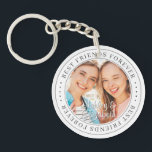 Best Friends Forever BESTE FREUNDIN Einfaches Mode Schlüsselanhänger<br><div class="desc">Dieses einfache und klassische Design besteht aus Serifentypografie und fügt ein benutzerdefiniertes Foto hinzu. "Die besten Freunde für immer" umkreist das Foto Ihrer Freunde</div>