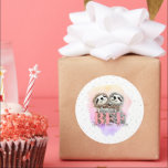 Best Friends Forever Sloth Hugs Monogram Birthday Runder Aufkleber<br><div class="desc">Ein hübscher und lebendiger Monogramm-Geburtstagsticker mit zwei niedlichen Huggings. Ein bezaubernder Aufkleber,  um dem Geschenk für Ihren besten Freund hinzuzufügen,  personalisieren Sie die Namen auf dem Aufkleber. BESTE FREUNDIN Die besten Freunde für immer.</div>