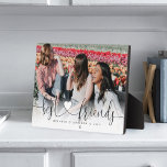 Best Friends Heart Script Geschenk für Fotos Fotoplatte<br><div class="desc">Ein besonderes und unvergessliches Foto für die besten Freunde. Das Design verfügt über ein Single-Foto-Layout, um das Foto Ihres besten Freundes anzuzeigen. "Best Friends" ist in einem stilvollen schwarzen Pinsel-Skript und Herz-Design-Kalligraphie entworfen und mit den Namen von bester Freundin angepasst. Schicken Sie sich und Ihren besten Freunden ein unvergessliches Geschenk,...</div>