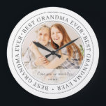 Best Grandma Ever Modern Classic Photo Große Wanduhr<br><div class="desc">This simple and classic design is composed of serif typography and add a custom photo. "Best Grandma Ever" circles the photo of your grandma,  gramma,  grandmother,  granny,  mee-maw,  lola etc</div>