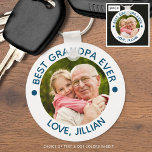 BEST GRANDPA EVA Foto Aquamarin Blue Personalisier Schlüsselanhänger<br><div class="desc">Erstellen Sie einen personalisierten Schlüsselanhänger mit dem empfohlenen editierbaren Titel BEST GRANDPA EVER und Ihrem benutzerdefinierten Text unten. In bearbeitbarer Textfarbe aquamarin blau vor weißem Hintergrund dargestellt. Es ist ein bedeutendes, unvergessliches Geschenk für einen Großvater am Großeltertag, Vatertag, Geburtstag oder Feiertag. FOTO TIPP: Wählen Sie ein Foto mit dem Thema...</div>