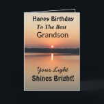 Best Grandson Light Shines Bright Birthday Karte<br><div class="desc">Mit dem Vers "Dein Licht leuchtet hell" wünschen Sie Ihrem Enkel einen glücklichen Tag auf einer inspirierenden Geburtstagskarte bei Sonnenuntergang. Das minimalistische Design ist modern mit kühnen Goldfarben und Schwarz mit glühendem Wasser und einem friedlichen See.</div>