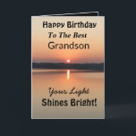 Best Grandson Light Shines Bright Birthday Karte<br><div class="desc">Mit dem Vers "Dein Licht leuchtet hell" wünschen Sie Ihrem Enkel einen glücklichen Tag auf einer inspirierenden Geburtstagskarte bei Sonnenuntergang. Das minimalistische Design ist modern mit kühnen Goldfarben und Schwarz mit glühendem Wasser und einem friedlichen See.</div>