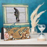 Best Onkel Ever Beach Sea Personalisiertes Foto Ge Fotoplatte<br><div class="desc">Hardboard Personalisiertes Foto Display mit Beach Szene und blau-weiß gestörtes Holz für das Beste Onkel Ever. Personalisieren Sie Ihre Daten,  indem Sie Ihr eigenes Foto hinzufügen und den Namen der Geber ändern. Verwenden Sie die Registerkarte "Personalisieren",  um Änderungen vorzunehmen</div>