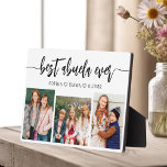 Beste Abuela je - Enkel Foto Collage Fotoplatte<br><div class="desc">Feiern Sie die "Beste Abuela je" mit dieser personalisierten Großkinderfotografie-Collage-Plaque. Dieses herzliche Geschenk besticht durch eine wunderschön arrangierte Collage mit wertvollen Fotos, die besondere Momente einfangen, ergänzt durch eine liebevolle Botschaft. Aus hochwertigen Materialien mit schlichter Oberfläche gefertigt, ist es ideal, um auf der Zuhause als hochgeschätzter Sake zu präsentieren. Diese...</div>