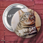 Beste Cat Mama je Modernes, benutzerdefiniertes Fo Button<br><div class="desc">Dieses einfache und klassische Design besteht aus Serifentypografie und fügt ein benutzerdefiniertes Foto hinzu</div>