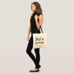 Beste Frau | Schreibstil Tragetasche<br><div class="desc">Zeigen Sie Ihre Wertschätzung für stehend an Ihrer Seite an Ihrem besonderen Tag der Ehe mit dieser einzigartigen Hochzeitstag Tote Tasche. Es enthält das Wort "Beste Frau" in einem eleganten Skripttext. Darunter ist ein Platz für ihren Namen.</div>
