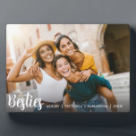 Beste Freunde für immer Freundschaft Fotoplatte<br><div class="desc">Was wäre besser, um Ihre Bindung mit Ihren besten Freunden zu gedenken? Diese hübsche, individuell gestaltete Foto-Plakette besticht durch Ihr beliebtes, horizontal oder landschaftsorientiertes Foto mit "besties" in weißer Schrift. Personalisieren Sie Ihre Daten mit einer speziellen Nachricht oder Ihren Namen. Um einfachere Freunde zu sehen, besuchen Sie www.zazzle.com/dotellabelle</div>