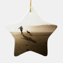 Beste Freunde Mädchen und Hund auf Strand Keramik Ornament