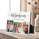 Beste Großkinder FotoCollage Fotoplatte<br><div class="desc">Capture die Liebe zwischen Poppy und seinen Enkelkindern mit unserem Großvater Großkinder Foto Collage Plaque. Diese personalisierte Plakette zeigt eine herzzerwärmende Collage aus Foto, in der wunderschön gepflegte Momente gezeigt werden, die Poppy mit seinen geliebten Enkeln geteilt hat. Um die Fotos herum ist der beliebte Titel "Poppy", der dem Design...</div>