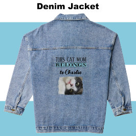 Beste Katzenmutter-Foto gibt den Namen blau an Jeansjacke