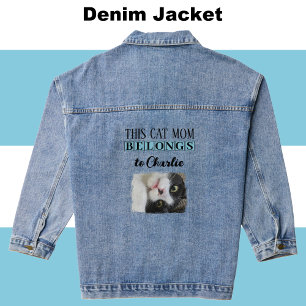 Beste Katzenmutter-Foto gibt den Namen blau an Jeansjacke