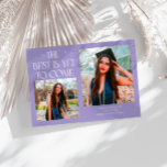 Beste kommt noch Flieder Grad Foto Ankündigung<br><div class="desc">Moderne und wunderliche Abschlussfoto-Karte mit 2 Fotos auf der Vorderseite und 1 auf der Rückseite. Der Text lautet "Das Beste kommt noch" mit funkelnden Sternen. Fügen Sie den Namen des Absolventen,  Informationen und eine persönliche Nachricht hinzu,  um diese Karte zu personalisieren. Fliederfarbe.</div>