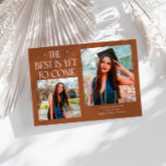 Beste kommt noch Terrakotta-Abschlussfoto Ankündigung<br><div class="desc">Moderne und launische Abschlussfoto-Karte mit 2 Fotos auf der Vorderseite und 1 auf der Rückseite. Der Text lautet "Das Beste kommt noch" mit funkelnden Sternen. Fügen Sie den Namen,  die Informationen und die Nachricht des Absolventen hinzu,  um diese Karte zu personalisieren. Terrakotta-Farbe.</div>