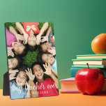 Beste Lehrerin je Personalisiert Name Class Foto Fotoplatte<br><div class="desc">Bester Lehrer je geschrieben in kursiv weißem Skript-Overlay auf Ihrem schönen Foto mit allen Kindern aus dem Klassenzimmer eines Lehrers. Dies ist das perfekte,  durchdachte Ende des Jahres Plakat Geschenk für einen großen Lehrer in Ihrer Schule oder Vorschule. Fügen Sie auf der Rückseite Ihre eigene nachdenkliche Danksagung hinzu.</div>