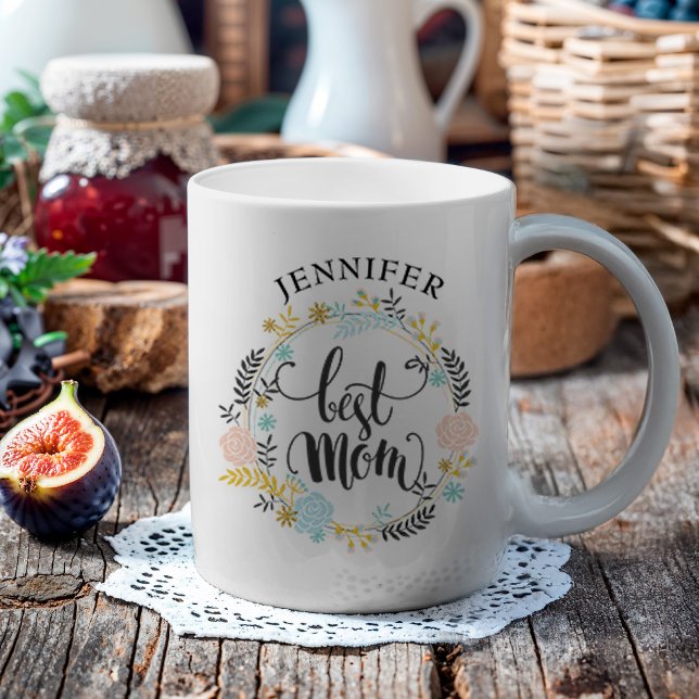 Beste Mama Blatt Blumenreath Kaffeetasse (Gift your mom this beautiful mug with a floral wreath around hand-lettered best mom.)