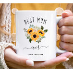 Beste Mama-Ever | Hübsche rustikale Sonnenblumen Kaffeetasse<br><div class="desc">Diese farbenfrohe und stilvolle Tasse sagt "Beste Mama aller Zeiten" in rustikaler,  handgeschriebener Schrift und verfügt über ein Aquarellbouquet aus Sonnenblumen in Gelb- und Goldtönen mit grünen Blätter,  für ein Geschenk,  das Ihre Mutter Liebe wird.</div>