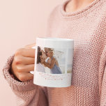 Beste Mama | Handgeschriebene drei FotoCollage Kaffeetasse<br><div class="desc">Diese einfache und süße Tasse sagt "You are the Mama Everywhere they want you had" in trendigen, modernen Schriften mit einem charmanten Herz und einem Ort für Namen. Alle Farben können individuell angepasst werden. Minimal drei Foto-Vorlage Ihrer bevorzugten persönlichen Fotos für ein Geschenk, das jeder Liebe würde. Muttertag ist die...</div>