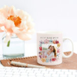 Beste Mama je florale Tasse<br><div class="desc">Beste Mama je florale Tasse. Diese wunderschöne Foto-Tasse mit handbemalten Aquarellfarben-Wildblumen in farbenfrohen Rot-, Rosa-, Gold- und lila Farbtönen mit einer niedlichen blauen Libelle, die perfekt für den Muttertag ist! Finden Sie passende Artikel in der Floral Mother's Day Collection.</div>