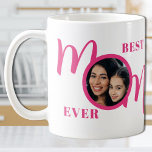 Beste Mama je Foto Rosa Kaffeetasse<br><div class="desc">Diese niedliche Best Mama Ever Foto Kaffee Tasse ist mit dem Wort Mama in stilvollem Rosa auf einem weißen Hintergrund dekoriert. Einfach mit Ihrem Foto anpassbar. Macht ein perfektes Geschenk für den Muttertag.</div>