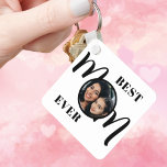 Beste Mama je Foto Schlüsselanhänger<br><div class="desc">Dieser Best Mama Ever Foto Schlüsselanhänger ist mit dem Wort Mama in stilvoller Typografie dekoriert. Einfach mit Ihrem Foto anpassbar. Macht ein perfektes Muttertagsgeschenk.</div>