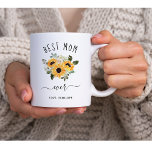 Beste Mama je | Hübsche rustikale Sonnenblumen Kaffeetasse<br><div class="desc">Diese farbenfrohe und stilvolle Tasse sagt "Beste Mutter aller Zeiten" in rustikaler,  handgeschriebener Schrift und verfügt über ein Aquarell mit Sonnenblumen in Gelb- und Goldtönen mit grünen Blätter,  für ein Geschenk,  das Ihre Mutter Liebe wird.</div>