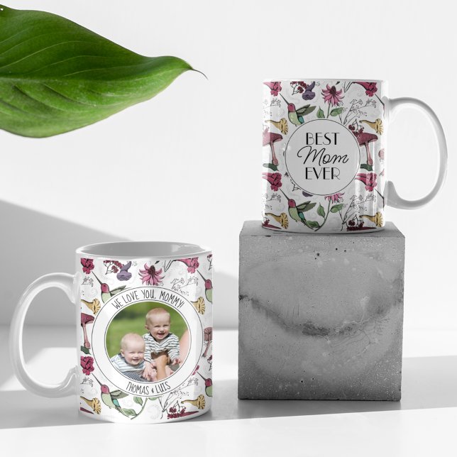 Beste Mama je Hummingbird und Hibiskus Blume Kaffeetasse (White Mug with Hand-Drawn Hummingbird, Flowers & Mushrooms. Custom Photo & 2 Personalized Texts.)