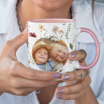 Beste Mama je Wildblume Rund Foto Rosa Kaffee Tasse<br><div class="desc">Die Best Mama Ever Wildblume Round Foto Pink Coffee Tasse ist der ideale Weg, um Ihre Liebe und Wertschätzung für die besondere Mutter in Ihrem Leben zu zeigen. Diese moderne, personalisierte Kaffee-Tasse besticht durch ein wunderschönes Blumendesign in der Wildblume und kann mit einem Foto Ihrer Wahl individuell gestaltet werden. Egal,...</div>