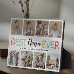 Beste Nana je 8 Foto Collage Fotoplatte<br><div class="desc">Niedliche Oma-Bilderplakette mit schlichtem, weißem Hintergrund, der in jede Farbe verändert werden kann, 8 Foto-Collage mit Familienquadrat, farbenfrohe Typografie, die "beste Nana aller Zeiten" liest, und die Enkelkinder-Namen.</div>