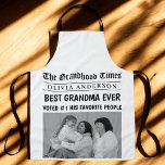 Beste Oma je Personalisierte Zeitung Schlagzeile Schürze<br><div class="desc">Überraschung Oma mit einer maßgeschneiderten Schürze, die sie zum Star ihrer eigenen Zeitung macht! Dieses durchdachte und lustige Design enthält eine kühne Schlagzeile: "The Grand Times - Best Oma Ever - Voted #1 by Seine Favorite People" zusammen mit ihrem Namen und einem beliebten Foto. Ideal für Großmassen, die Liebe kochen,...</div>