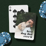 Bester Hund-Vater je | Vatertag-Foto Spielkarten<br><div class="desc">Schaffen Sie ein süßes Vatertagsgeschenk für einen hingebungsvollen Papa mit diesen niedlichen Foto Spielkarten. Passen Sie mit einem Lieblings-Foto seines Furbaby,  mit "bester Hundedad" überlagert in der modernen schwarzen Schrift mit einer Pappdruck-Illustration.</div>