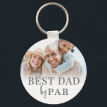 Bester Papa Von Par Foto Schlüsselanhänger<br><div class="desc">Dieses personalisierte Schlüsselanhänger für einen golfbegeisterten Vater hat ein sauberes und klassisches Design mit einem weichen weißen Farbverlauf im Hintergrund. Der Ausdruck "Best Dad By Par" wird oben in einer zeitlosen Serifenschrift angezeigt, was ihm eine herzliche und bedeutungsvolle Note verleiht. Unten ist Platz für einen individuellen Namen oder eine kurze...</div>
