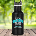 Bester Vater Aquamariner Bannertyp Cool Moderne Edelstahlflasche<br><div class="desc">"Der Bestste Vater der Welt." Lass Vater weiß, was du wirklich von ihm hältst. Zeit für ihn, nach einem Workout mit dieser coolen Wasserflasche, die moderne weiße Typografie und ein aquamarin türkisblaues Banner auf marineblau Hintergrund zeigt, seinen Durst zu stillen. Passen Sie mit dem (den) Kindernamen für das perfekte, personalisierte...</div>