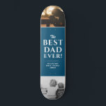 Bester Vater je Blauer Vater Tag 2 FotoCollage Skateboard<br><div class="desc">Modern Best Vater Ever Blue Vatertag 2 Foto Collage Skateboard mit Namen. Trendy weiße Typografie ist auf einem dunkelblauen Hintergrund. Fügen Sie 2 Lieblings-Fotos und Ihre Namen in der süßen Nachricht hinzu. Dieses moderne, maßgeschneiderte Skateboard ist ein perfektes Geschenk für einen Papa oder einen neuen Papa am Vatertag, Geburtstag oder...</div>