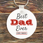Bester Vater je Grafik, Bold Modern Red Typografy Schlüsselanhänger<br><div class="desc">"Bester Vater je." Lass Vater weiß, was du wirklich von ihm hältst. Coole, moderne dunkelgraue und rote Typografie überlagern einen weißen Hintergrund. Mit dem Jahr, in dem er zum Vater des perfekten, personalisierten Sake-Schlüsselanhängers wurde, den er jeden Tag benutzen wird, wird er individuell zugeschnitten. Dieser Schlüsselanhänger ist in kleinen und...</div>