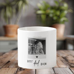 Bester Vater je Minimalistisches Foto Espressotasse<br><div class="desc">Feiern Sie den besten Papa aller Zeiten mit unserem minimalistischen Foto Espresso-Becher! Dieses elegante und moderne Design besticht durch die herzliche Botschaft "Best Vater Ever" und einen individuell gestaltbaren Raum für Ihr Lieblingsessen. Freuen Sie sich auf eine personalisierte Espressotasse, die sich ideal für eine kurze Kaffeepause eignet. Ideal für Vatertag,...</div>