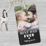Bester Vater je Personalisiertes Foto Schlüsselanhänger<br><div class="desc">Bester Vater je Personalisiert Foto Schlüsselanhänger. Dieser personalisierte vertikale Rechteck-Schlüsselanhänger ist ein bedeutsamer Sake, der Vater und seine einzigartige Rolle überall dort feiern soll, wo er hingeht. Mit fett gedruckter, moderner Typografie bietet es "Bester Vater je" mit der Option, für Golffans zu "Bester Vater per Par" zu wechseln, was es...</div>