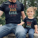 Bester Vater je Retro Vintager Schriftart Vatertag T-Shirt<br><div class="desc">Bestes Papa je Shirt mit individualisierbarem festem Datum in Retro-Schriftart und Farben. Finden Sie ein passendes Design für ein Kind "I have the best dad ever" in meiner Sammlung "daddy and me designs".</div>