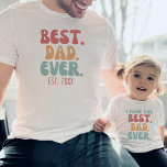 Bester Vater je Retro Vintager Schriftart Vatertag T-Shirt<br><div class="desc">Bestes Papa je Shirt mit individualisierbarem festem Datum in Retro-Schriftart und Farben. Finden Sie ein passendes Shirt für ein Kind "I have the best dad ever" in meiner Sammlung "daddy and me match designs".</div>