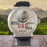 Bester Vater je Trendy Watercolor Foto des Vaters Armbanduhr<br><div class="desc">Bester Vater je trendy Watercolor Vatertag Foto Watch. Roter,  orangefarbener Hintergrund. Der Text ist in trendiger Typografie. Fügen Sie Ihr Foto hinzu und passen Sie den Text an. Ein süßer Sake für einen Vater oder Großvater am Vatertag oder Geburtstag.</div>