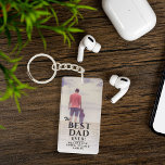 Bester Vater je Typografie Vatertag Volles Foto Schlüsselanhänger<br><div class="desc">Bester Vater je Typografie Vatertag Voller Foto Schlüsselanhänger. Das Design hat moderne Typografie in schwarzen Farben. Personalisieren Sie Ihre Namen und fügen Sie Ihr Foto hinzu. Großartiges Geschenk für einen Vater oder Großvater zum Vatertag,  Geburtstag oder Weihnachten.</div>
