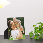 Bester Vater je White Script Vatertag Geschenk Fotoplatte<br><div class="desc">Bester Vater je geschrieben in kursiv weißem Skript-Overlay auf Ihrer schönen Vaterschafts-Foto-Plakette. Füge das Bild deines Mannes hinzu,  das dein Kind oder dein Kind für ein wundervolles,  nachdenkliches Geschenk des Vaters hält. Ein perfektes Geschenk für einen neuen Papa.</div>